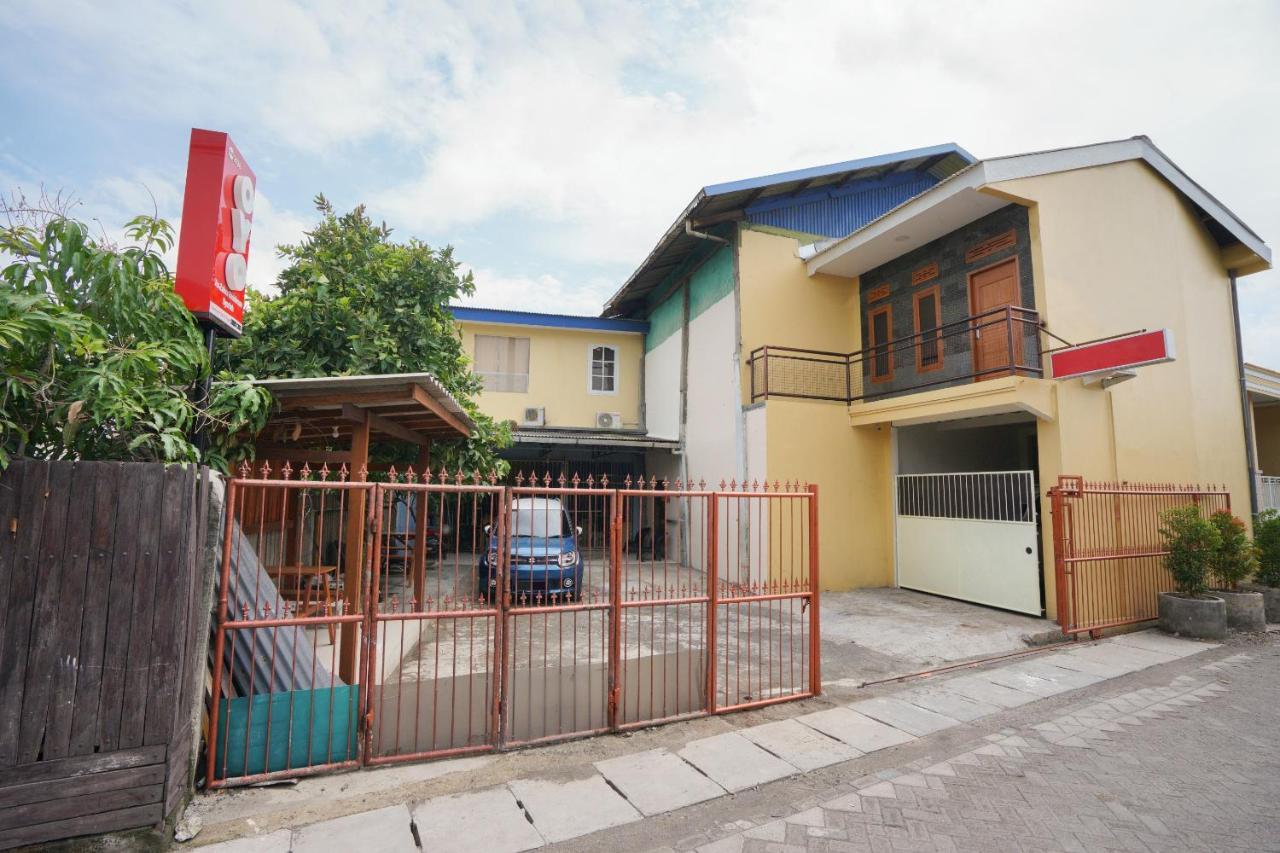 Oyo 2656 Az Zahra Residence Syariah Surabaia Exterior foto